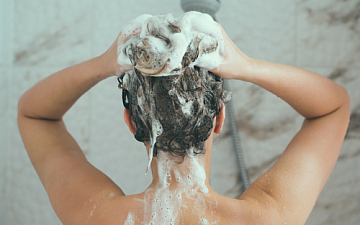 シャンプーは朝?夜?どちらが正解!?